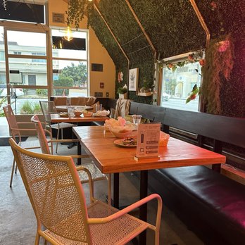 Pono Burger - Tables sat dirty for a while - Burgers Near Me - Santa Monica, California Pono Burger - Tables sat dirty for a while - Burgers Near Me - Santa Monica, California
