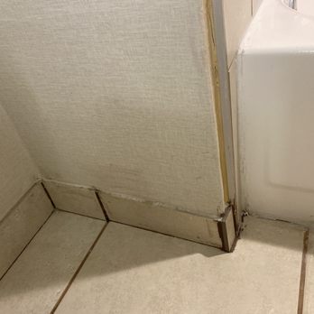 Embassy Suites by Hilton Cincinnati RiverCenter - Gas station bathrooms are cleaner than this - Hotels Near Me - Covington, Kentucky