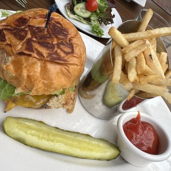 Angelicas - Angus Burger, was ok... I've had better. Fries weren't consistent either - Breakfast & Brunch Near Me - Redwood City, California