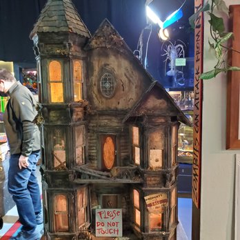 Freakybuttrue Peculiarium - Museums Near Me - Portland, Oregon