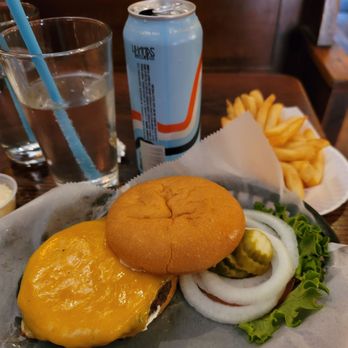 Blueberry Hill - Impossible burger on a glutenfree bun and hard seltzer - American Near Me - Saint Louis, Missouri Blueberry Hill - Impossible burger on a glutenfree bun and hard seltzer - American Near Me - Saint Louis, Missouri