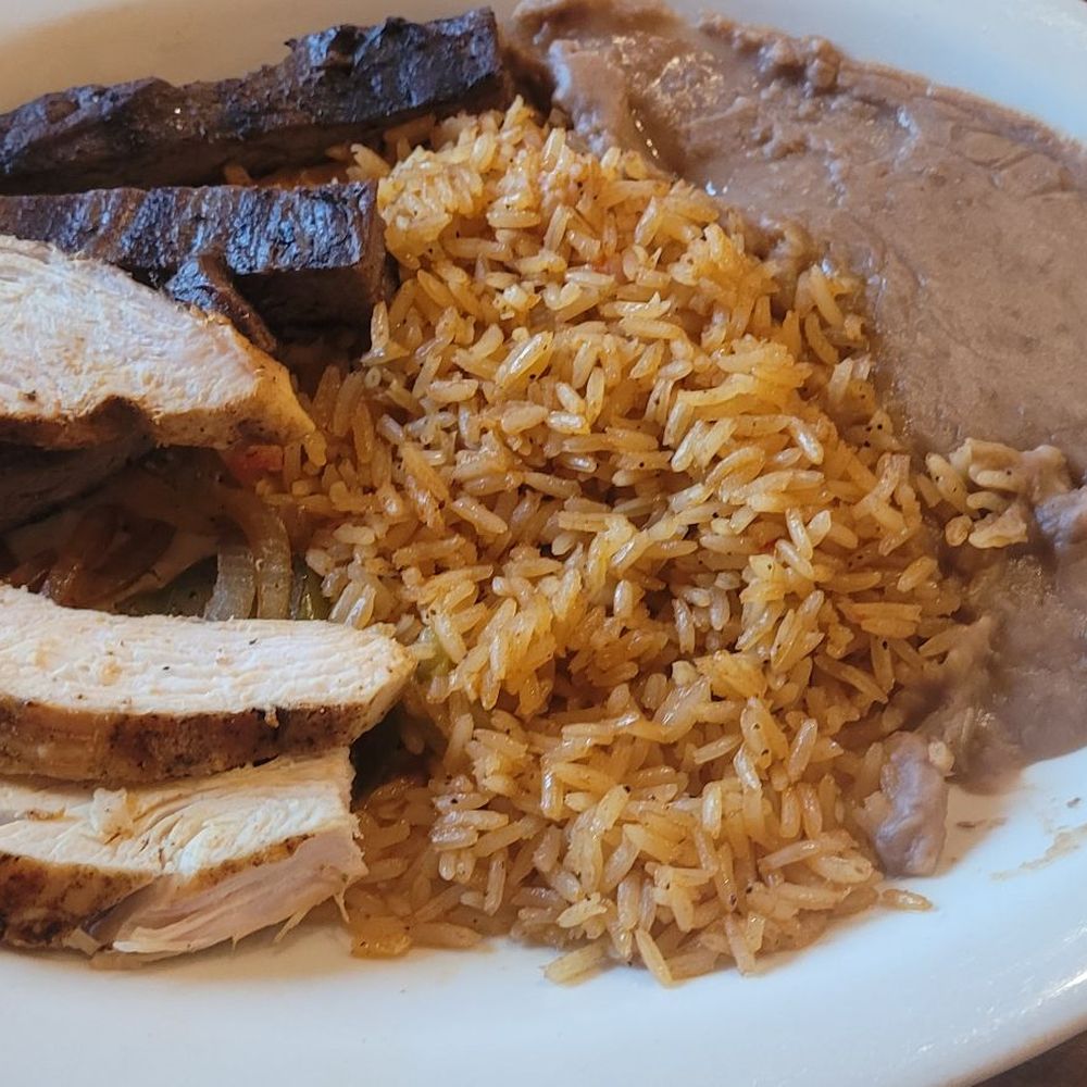 This is lunch fajitas for $15.00 3 dried slices of chicken and 3 dried slices of beef on a cold plate. This is lunch fajitas for $15.00 3 dried slices of chicken and 3 dried slices of beef on a cold plate.