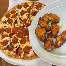 Large Pepperoni and Basil pizza Large Pepperoni and Basil pizza