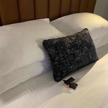 Arlo Chicago - Chocolate on the pillow - Hotels Near Me - Chicago, Illinois