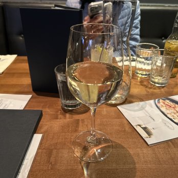 Earls Kitchen + Bar - Sauvignon blanc - New American Near Me - Bellevue, Washington Earls Kitchen + Bar - Sauvignon blanc - New American Near Me - Bellevue, Washington