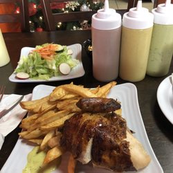 La CHOZA Nautica Polleria - A place that truly cares about its sauce selection.
