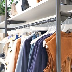Queen Anna House of Fashion - Clothing rack