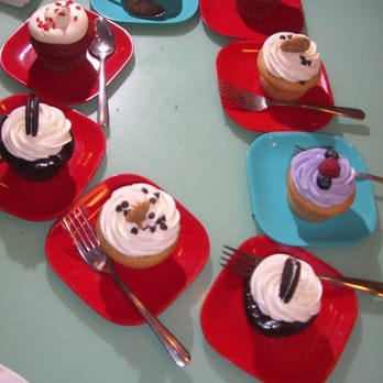 Molly's Cupcakes - Desserts Near Me - Chicago, Illinois