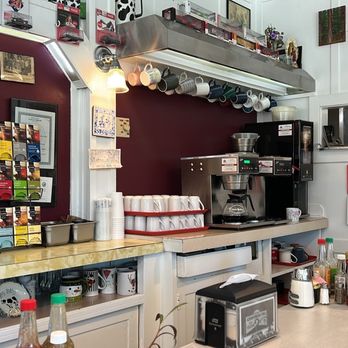 Eel River Cafe - Lunchtime countertop - Cafes Near Me - Garberville, California