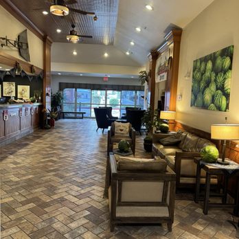 Oxford Suites Hermiston - Lobby - Hotels Near Me - Hermiston, Oregon