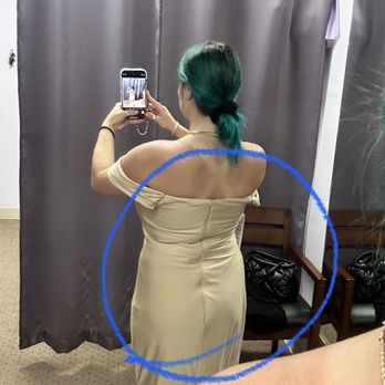 Rocio’s Boutique & Alterations - This is the poor quality of the alterations. Zipper was altered. Rocio's claimed it was the fabric and nothing she can do. - Accessories Near Me - Jackson, New Jersey