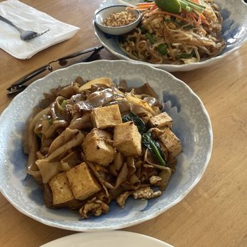 Mee Dee Thai Kitchen - Tofu Pad See Ew & Chicken Pad Thai (GF) - Thai Near Me - Los Angeles, California