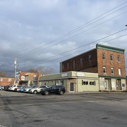 Canalside Inn - Outside - street parking