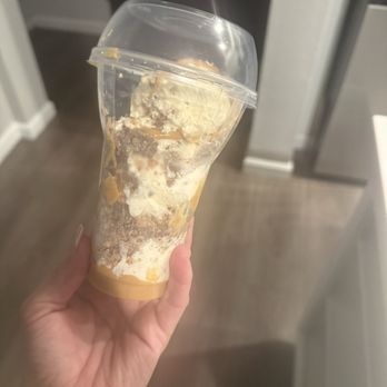 Baskin-Robbins - Pathetic looking sundae - Ice Cream & Frozen Yogurt Near Me - Antelope, California Baskin-Robbins - Pathetic looking sundae - Ice Cream & Frozen Yogurt Near Me - Antelope, California