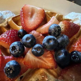The Brunch Pub - Waffles w/fresh berries - Pubs Near Me - Centerville, Ohio