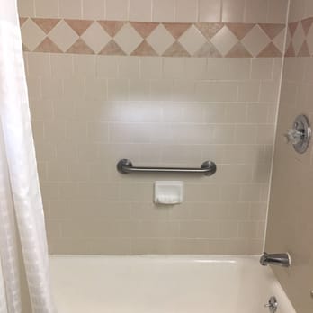 Days Inn by Wyndham Ukiah - Shower bath - Hotels Near Me - Ukiah, California Days Inn by Wyndham Ukiah - Shower bath - Hotels Near Me - Ukiah, California