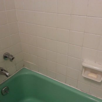 Huron Inn - Tile mold issues. - Hotels Near Me - Saint Ignace, Michigan
