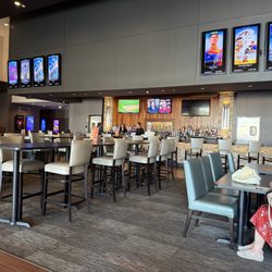 Moviehouse & Eatery by Cinépolis - Lots of seating in the bar area, well-stocked bar