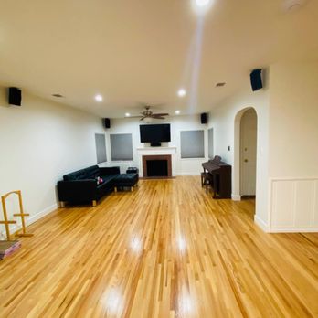 Amelfig Builders - a living room with hardwood floors - General Contractors Near Me - North Hollywood, California Amelfig Builders - a living room with hardwood floors - General Contractors Near Me - North Hollywood, California