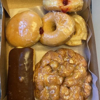 Belair Donuts - Jelly donut, glazed, old fashioned, long John with Bavarian cream and apple fritter - Donuts Near Me - Augusta, Georgia Belair Donuts - Jelly donut, glazed, old fashioned, long John with Bavarian cream and apple fritter - Donuts Near Me - Augusta, Georgia