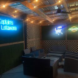 Captain's Sports Lounge - Outdoor seating area