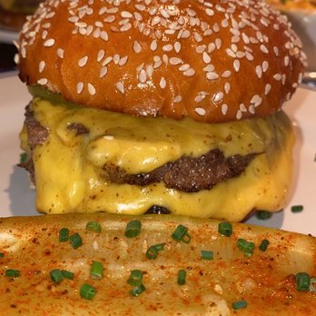 Hudson House - 10/10 burger - American Near Me - Dallas, Texas
