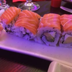 Plusieurs variétés de Makis saumon : fromage, avocat, saumon. Ils sont délicieux !