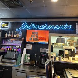 Toot's Restaurant - Decor