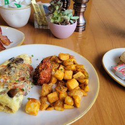 My Build Your Own Omelet was PERFECTION, the bacon was crispy and the coffee was good and strong
