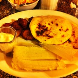 Combo: pupusas, tamal de elote, y platanos fritos Combo: pupusas, tamal de elote, y platanos fritos