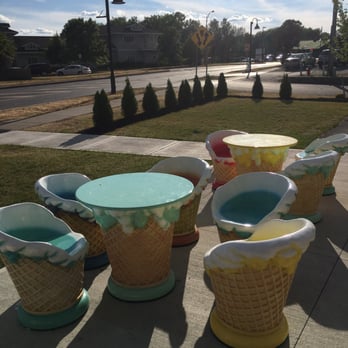 Scoops - Adorable seating - Ice Cream & Frozen Yogurt Near Me - Canandaigua, New York
