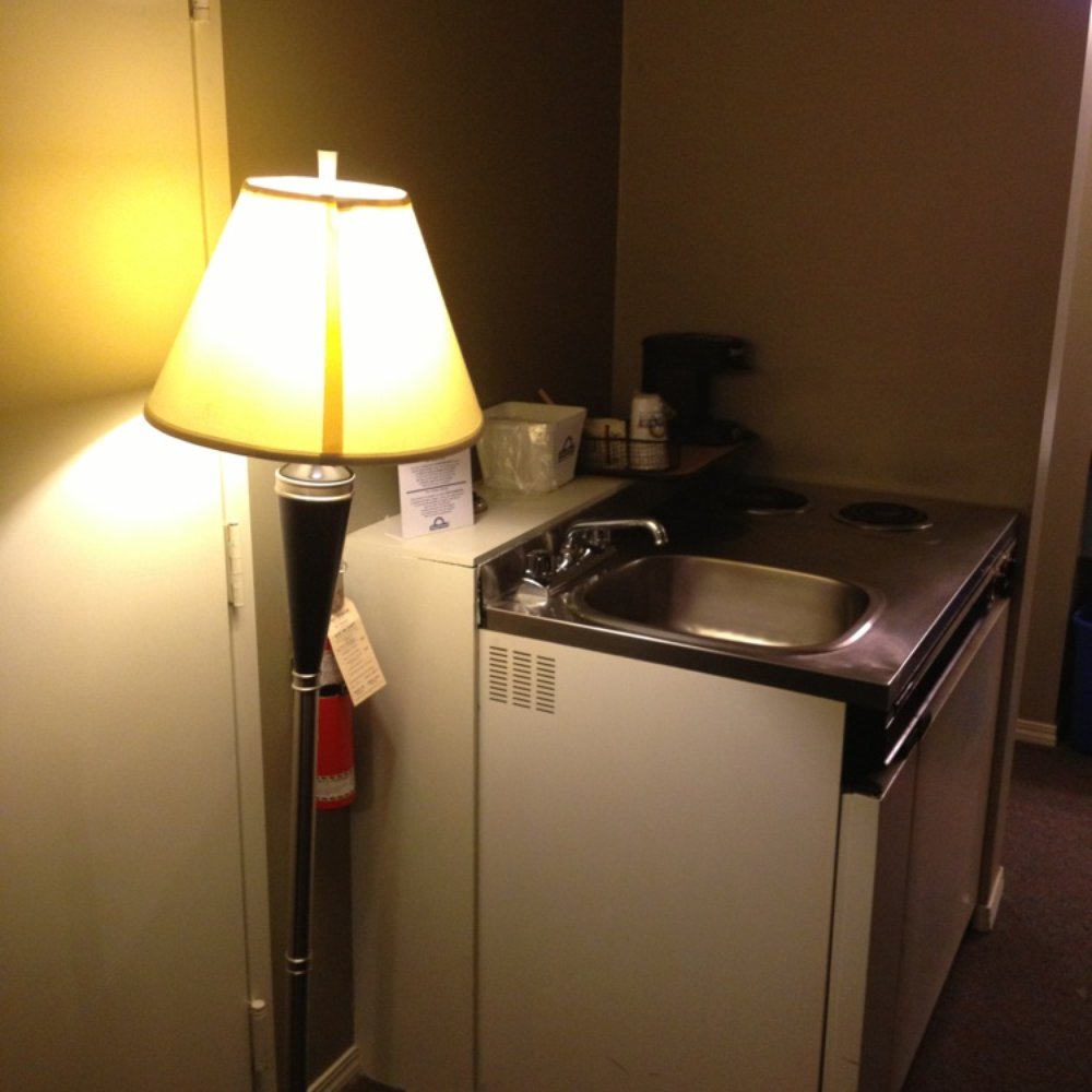 Days Inn by Wyndham - Kitchenette room 111 - Hotels Near Me - Kelowna, British Columbia