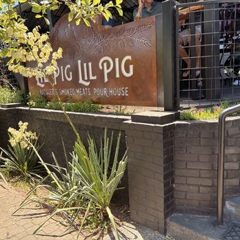 Lil Pig Lil Pig - Front Sign - Barbeque Near Me - Vancouver, Washington
