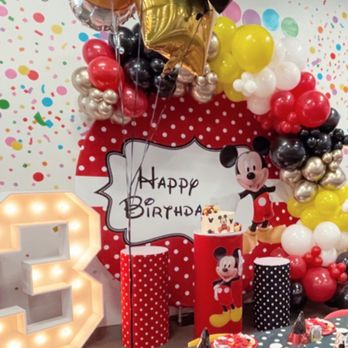 Ball N Bounce - Table setup and balloon garland. - Indoor Playcenter Near Me - Los Angeles, California