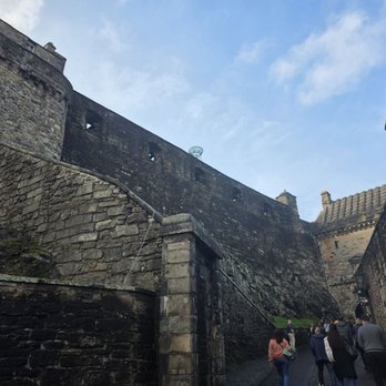 Edinburgh Castle - Walking to the castle grounds - Landmarks & Historical Buildings Near Me - Edinburgh, EDH Edinburgh Castle - Walking to the castle grounds - Landmarks & Historical Buildings Near Me - Edinburgh, EDH