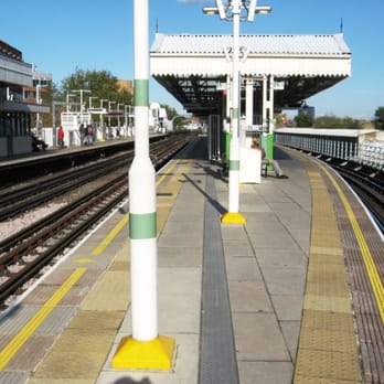 Putney Bridge Underground Station - Train Stations Near Me - London, XGL
