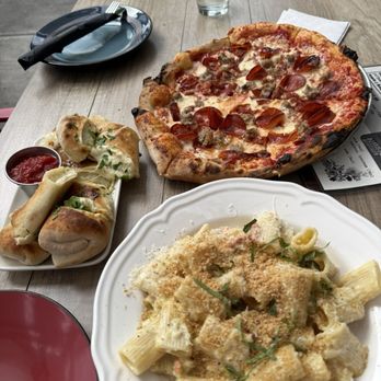 Bold Pizzeria - Garlic Cheesebread Knots, Carne Pizza, Lobster Mac n Cheese - Pizza Near Me - Kamloops, British Columbia
