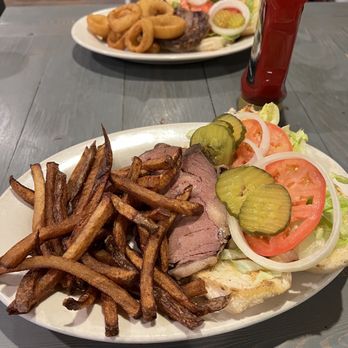 Fox and Hounds Restaurant - New American Near Me - Newport, Tennessee
