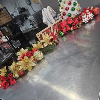 Alondra Hot Wings - More Christmas decor - Pizza Near Me - Whittier, California Alondra Hot Wings - More Christmas decor - Pizza Near Me - Whittier, California
