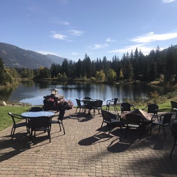 Freestone Inn & Cabins - Patio. - Hotels Near Me - Mazama, Washington