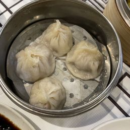 Steamed Shanghai Pork Dumplings (4pcs) 濃湯小籠包