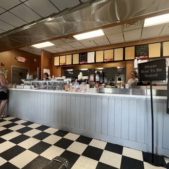 Downtown Diner - checkered floor and counter area - American Near Me - Berlin, Ohio