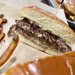 Mc Avoy’s Cafe - Gouda Burger and fries