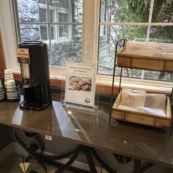 Pocaterra Inn & Waterslide - Coffee and cookies in the hotel lobby. - Hotels Near Me - Canmore, Alberta