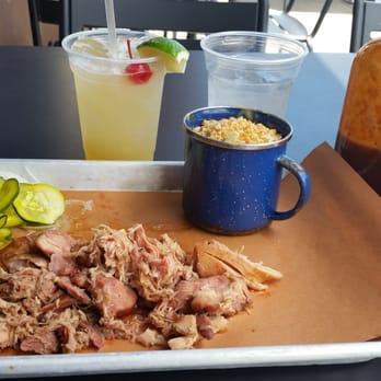 Sweet Cheeks Q - Natural pulled chicken tray with mac n cheese, and a "Federale" cocktail drink. - Southern Near Me - Boston, Massachusetts