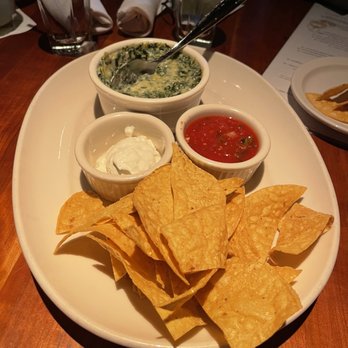 Houston's Restaurant - Chicago Style Spinach Dip - New American Near Me - Atlanta, Georgia