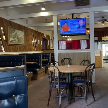 Vinny's Pizza Restaurant - the dining area - Italian Near Me - Bridgeport, Connecticut