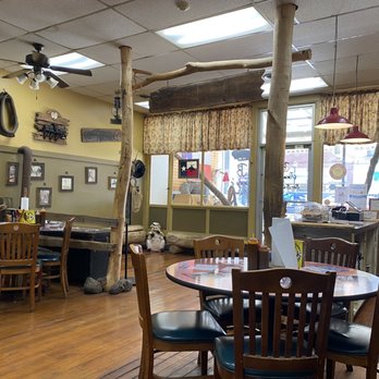 Jimmy's Barbeque Pit - a view of the dining area - Barbeque Near Me - Boone, Iowa