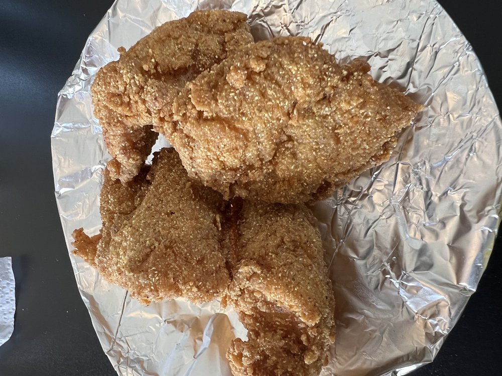 Gwen’s Wing Snack Logo