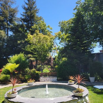 Creekside Inn - Garden area with small fountain - Hotels Near Me - Palo Alto, California